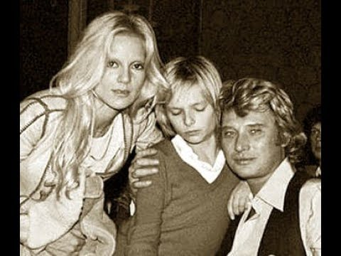 « À l’époque on n’en parlait pas » : Sylvie Vartan révèle avoir été enceinte une deuxième fois de Johnny Hallyday
