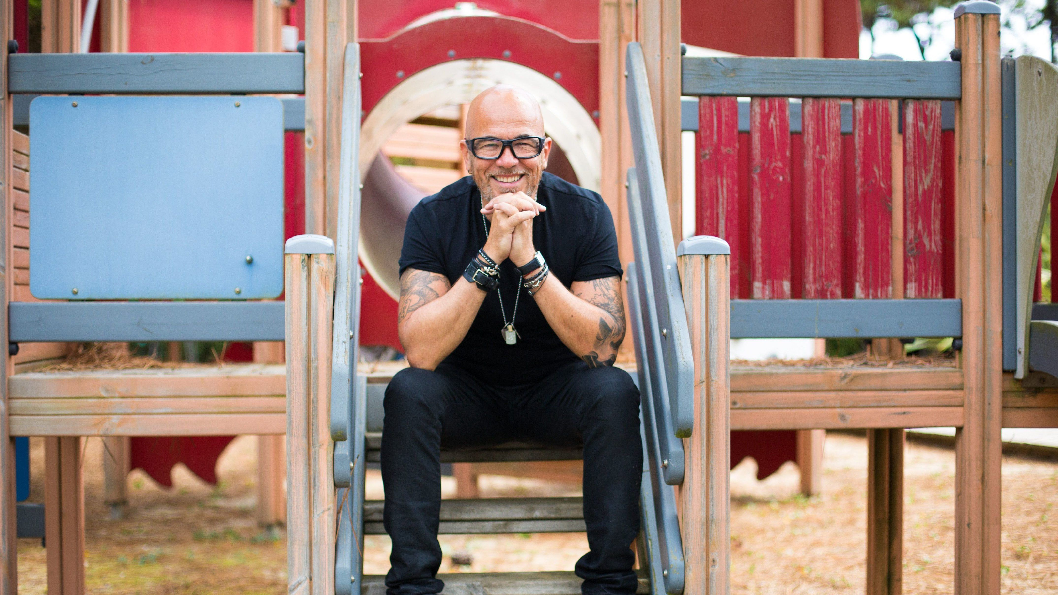 « Je me suis jeté dans la musique pour dépasser la tristesse que je vivais à la maison » : Pascal Obispo sur son île aux oiseaux