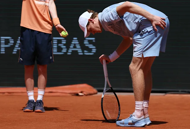 Roland-Garros – 2e tour – Tremblement de terre : le n°1 mondial Jannik Sinner éliminé par Juan Manuel Cerundolo au 2e tour après avoir mené 2 sets à 0