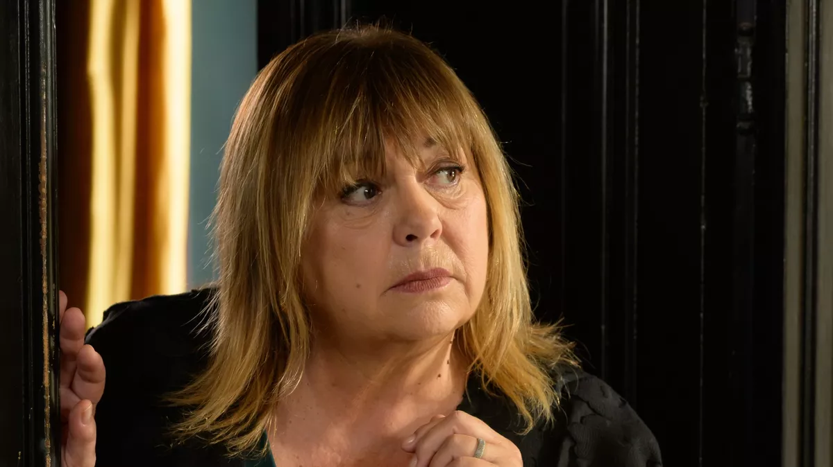 Malgré les nombreuses suppressions chez France Télévisions, La Stagiaire échappe à la vague : deux nouvelles saisons confirmées avec Michèle Bernier